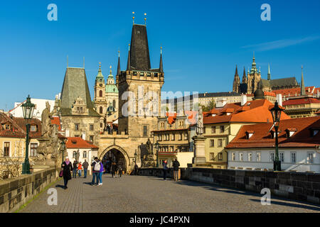 Tour du pont de Malá Strana et le Pont Charles, Prague, la Bohême, République Tchèque Banque D'Images