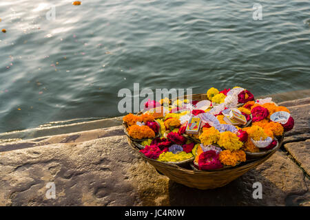 Deepaks, peu d'offres de natation avec des fleurs et des bougies sont vendues à la sainte gange à dashashwamedh ghat ghat principal, dans la banlieue, godowlia Banque D'Images