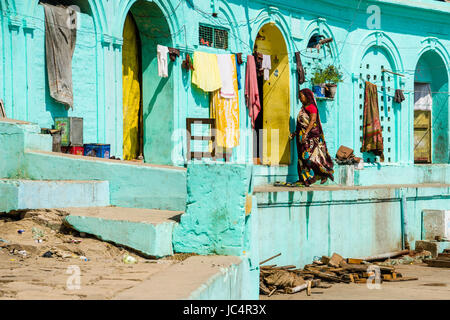 Une femme marche dans sa chambre en vert le fleuve saint Ganges à sheetla ghat dans la banlieue godowlia Banque D'Images