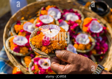 Deepaks, peu d'offres de natation avec des fleurs et des bougies sont vendues à la sainte gange à dashashwamedh ghat ghat principal, dans la banlieue, godowlia Banque D'Images