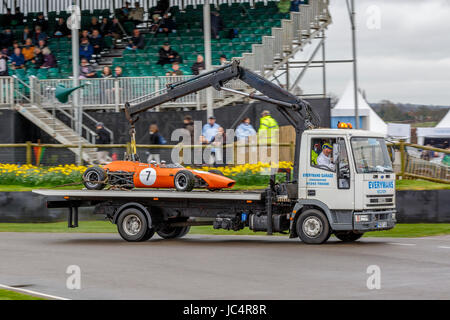 1970 Chevron-Ford B17 de James King est transporté au paddock après la Derek Bell cup race à Goodwood GRRC MEMBRES 75e séance, Sussex, UK Banque D'Images