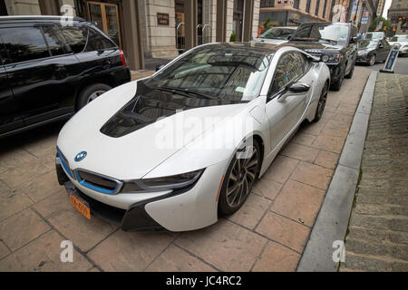 La BMW i8 plug in hybride de voiture de sport garée à Philadelphie USA Banque D'Images