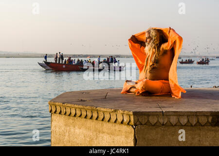 Un sadhu, saint homme, est assis sur une plate-forme à la sainte gange à dashashwamedh ghat ghat principal, dans la banlieue, godowlia Banque D'Images