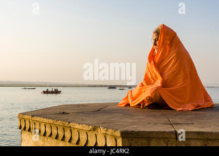 Un sadhu, saint homme, est assis et méditant sur une plate-forme à la sainte gange à dashashwamedh ghat ghat principal, dans la banlieue, godowlia Banque D'Images