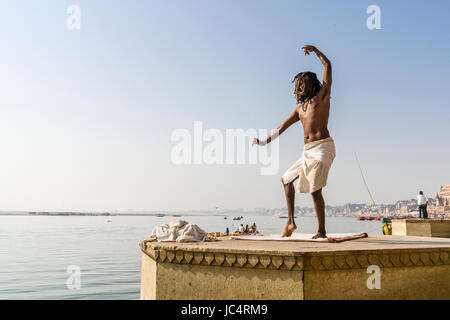 Un sadhu, saint homme, est la danse sur une plate-forme à la sainte gange à meer ghat à la banlieue, godowlia Banque D'Images