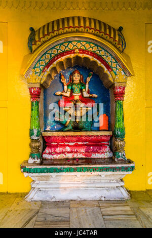 Un petit temple dédié à la déesse ganga au fleuve saint Ganges à lalita ghat à la banlieue, godowlia Banque D'Images