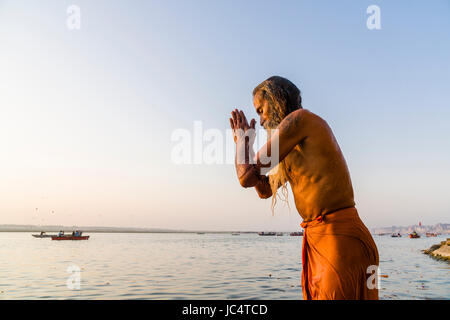 Un sadhu, saint homme, est debout sur l'eau du Gange et priaient à lalita ghat à la banlieue, godowlia Banque D'Images