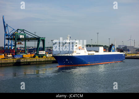 Mme Norstream, fret ferry / ro-ro cargo dans le port de Zeebrugge, Belgique Banque D'Images