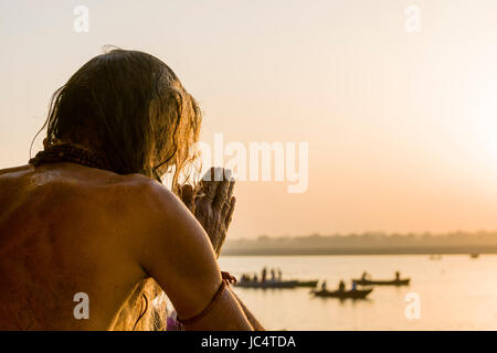 Un sadhu, saint homme, est debout sur l'eau du Gange et priaient à lalita ghat à la banlieue, godowlia Banque D'Images