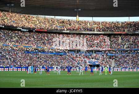 Les joueurs des deux équipes tenir une minutes de silence pendant la match amical au Stade de France, Paris. Banque D'Images