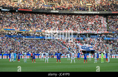 Les joueurs des deux équipes tenir une minutes de silence pendant la match amical au Stade de France, Paris. Banque D'Images