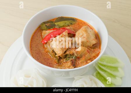 La nourriture végane, délicieux Curry Rouge avec protéines végétales texturées, ananas et lait de coco. Banque D'Images