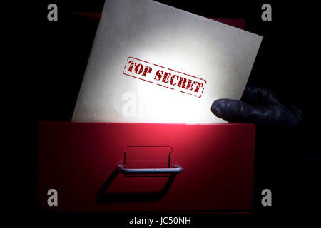 À la recherche documents top secret dans un sombre. Banque D'Images