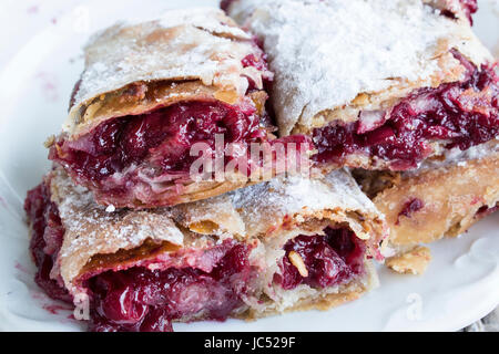 Tarte aux cerises croquantes frais sur une plaque. Banque D'Images