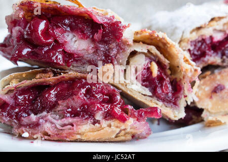 Tarte aux cerises croquantes frais sur une plaque. Banque D'Images