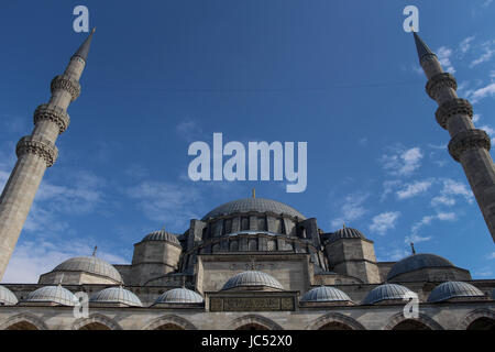 La puissante mosquée de Soliman le Magnifique, flanqué de deux de ses quatre minarets, contre un ciel bleu à Istanbul, Turquie, avec l'exemplaire de l'espace. Banque D'Images