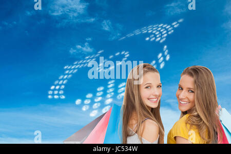 Image composite de deux jeunes femmes with shopping bags Banque D'Images