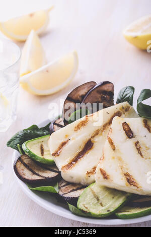 Halloumi grillé fait maison avec les aubergines et les courgettes, salade à la grecque Banque D'Images