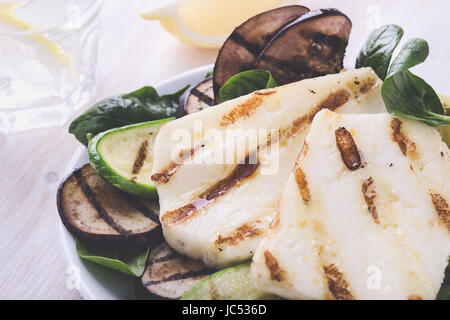 Halloumi grillé fait maison avec les aubergines et les courgettes, salade à la grecque Banque D'Images