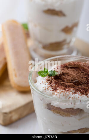 Tiramisu maison, dessert italien traditionnel dans les verres Banque D'Images