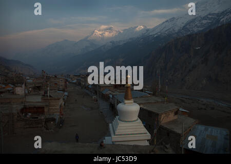 Coucher du soleil sur l'Annapurna 2 à le long de la rue principale du village de Manang, au Népal. Banque D'Images