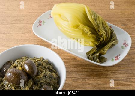 Les aliments traditionnels chinois, chou mariné au vinaigre haché avec le chou chinois. Banque D'Images