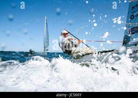 Sir Charles Benoît Ben Ainslie, CBE (né le 5 février 1977) est un marin de la concurrence. Marin le plus réussi de l'histoire olympique, Ainslie a remporté des médailles à cinq Jeux olympiques consécutifs à partir de 1996, y compris l'or aux quatre jeux organisés entre 2000 et 2012. Il est la première personne à remporter des médailles dans cinq différents jeux olympiques de voile, la troisième personne de gagner cinq médailles olympiques dans ce sport et aussi le deuxième à remporter quatre médailles d'or Banque D'Images