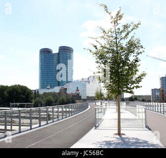 Rabotower, bureau de l'AC Rabo Bank en Hollande à Utrecht, Pays-Bas. Bestuurscentrum (Rabobank), vu de nouveau Moreelse brug pont piéton & location Banque D'Images