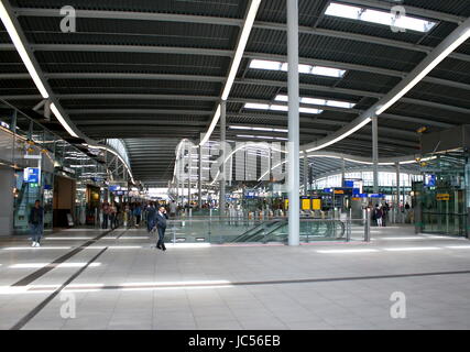 Hall principal du rénové Utrecht Centraal Station ferroviaire, Stadsplateau square, Utrecht, Pays-Bas. (Juin 2017) Banque D'Images