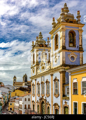 Haut de la façade de l'église de Notre Dame de la Rosaire noir dans le Pelourinho à Salvador. Il a eu le début des travaux en 1704 et est titulaire d'un cimetière de slave Banque D'Images