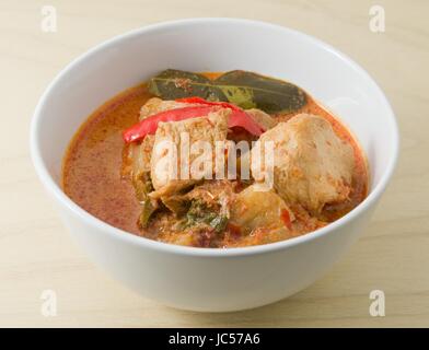 La nourriture végane, Delicious Thai Red Curry épicé avec protéines végétales texturées, ananas et lait de coco. Banque D'Images