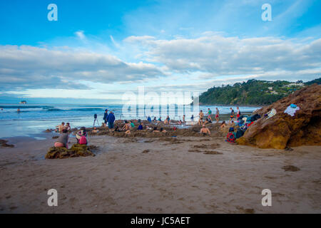 L'ÎLE DU NORD, Nouvelle-zélande - 16 MAI 2017 : les touristes creuser leur propre hot springs de Hot Water Beach, Coromandel. 130 000 visiteurs annuels en font l'une des Banque D'Images