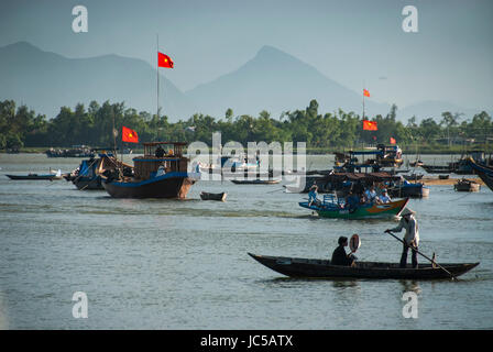 Petits bateaux de pêche mouillent dans les rivière Thu Bon, à l'extérieur de Hoi An, province de Quang Nam. Hoi An est une ville historique qui a été l'un de l'Asie du Sud est le plus important des ports internationaux au 16ème et 17ème siècle et le vieux quartier avec son architecture particulière est maintenant un site du patrimoine de l'UNESCO et un arrêt populaire pour les touristes. Banque D'Images