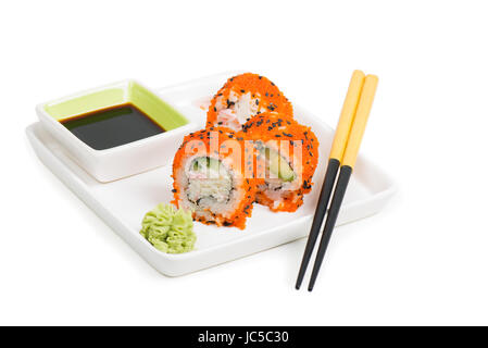 Maki rouleaux de sushi sur la plaque avec des baguettes, isolated on white Banque D'Images