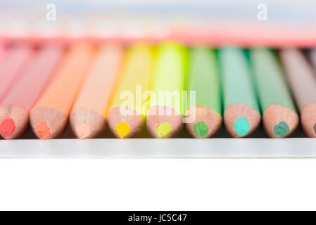 Crayons de couleur Multi dans la boîte. Profondeur de champ. L'accent sur les conseils de crayons Banque D'Images