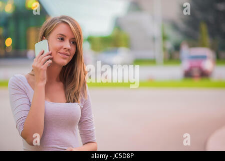 Beautiful happy teenage girl with smart phone Banque D'Images