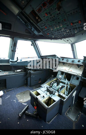 Lorsqu'un aéronef de passagers aller à mourir. L'intérieur du cockpit dépouillé d'un vieux avions de transport de passagers de l'air à l'Aéroport International de récupération, Cotswold Banque D'Images