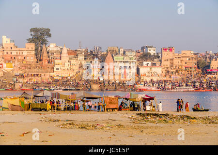 Les pèlerins se rassemblent sur les bancs de sable, à la sainte gange, panorama de ghat dashashwamedh, main Ghat, dans la distance Banque D'Images