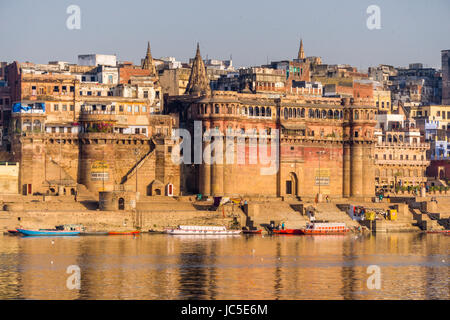 Panorama de grands bâtiments à ganga mahal et bonsale ghat, vu à travers le fleuve saint Ganges Banque D'Images