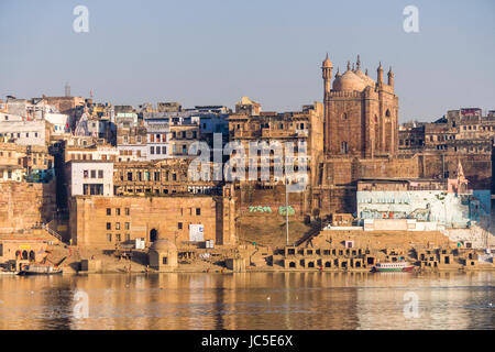 Panorama de panchaganga ghat et mosquée alamgir, vu à travers le fleuve saint Ganges Banque D'Images