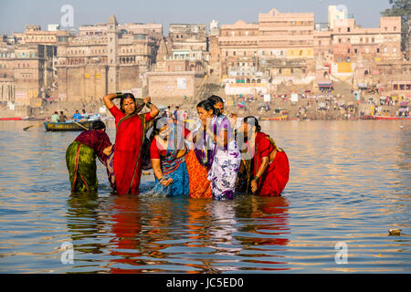 Les pèlerins sont en baignoire et prier sur les bancs de sable, à la sainte gange, panorama de Ghat Dashashwamedh, Main Ghat, dans la distance Banque D'Images