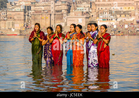 Les pèlerins sont en baignoire et prier sur les bancs de sable, à la sainte gange, panorama de Ghat Dashashwamedh, Main Ghat, dans la distance Banque D'Images