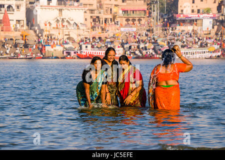 Les pèlerins sont en baignoire et prier sur les bancs de sable, à la sainte gange, panorama de Ghat Dashashwamedh, Main Ghat, dans la distance Banque D'Images