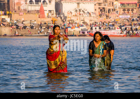 Les pèlerins sont en baignoire et prier sur les bancs de sable, à la sainte gange, panorama de Ghat Dashashwamedh, Main Ghat, dans la distance Banque D'Images