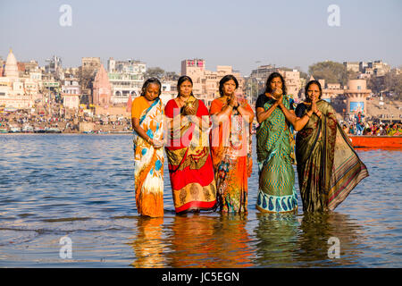 Les pèlerins sont en baignoire et prier sur les bancs de sable, à la sainte gange, panorama de Ghat Dashashwamedh, Main Ghat, dans la distance Banque D'Images