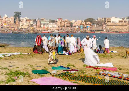 Les pèlerins se rassemblent sur les bancs de sable, à la sainte gange, panorama de ghat dashashwamedh, main Ghat, dans la distance Banque D'Images