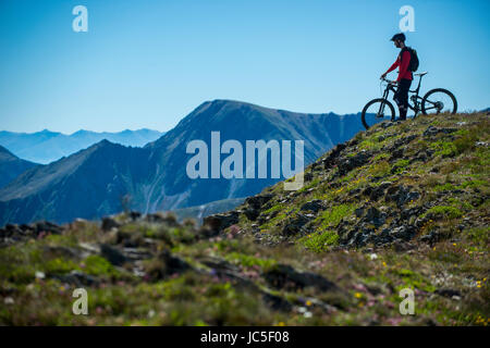 Une des promenades en vélo de montagne le long d'une crête de montagne en Andorre dans les Pyrénées. Banque D'Images