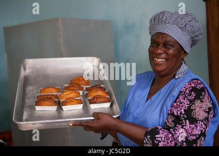 Une femelle Baker en Tanzanie, Afrique, exhibant ses gâteaux. Banque D'Images