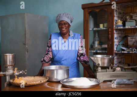 Femme Baker dans sa cuisine, Tanzania, Africa Banque D'Images