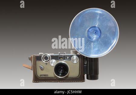 1958-1966 Un Argus C-3-matic 35mm appareil photo avec un flash bleu Sylvania ampoule réflecteur-et la conception de l'appareil photo est attribuée à Gustave Fassin. Banque D'Images